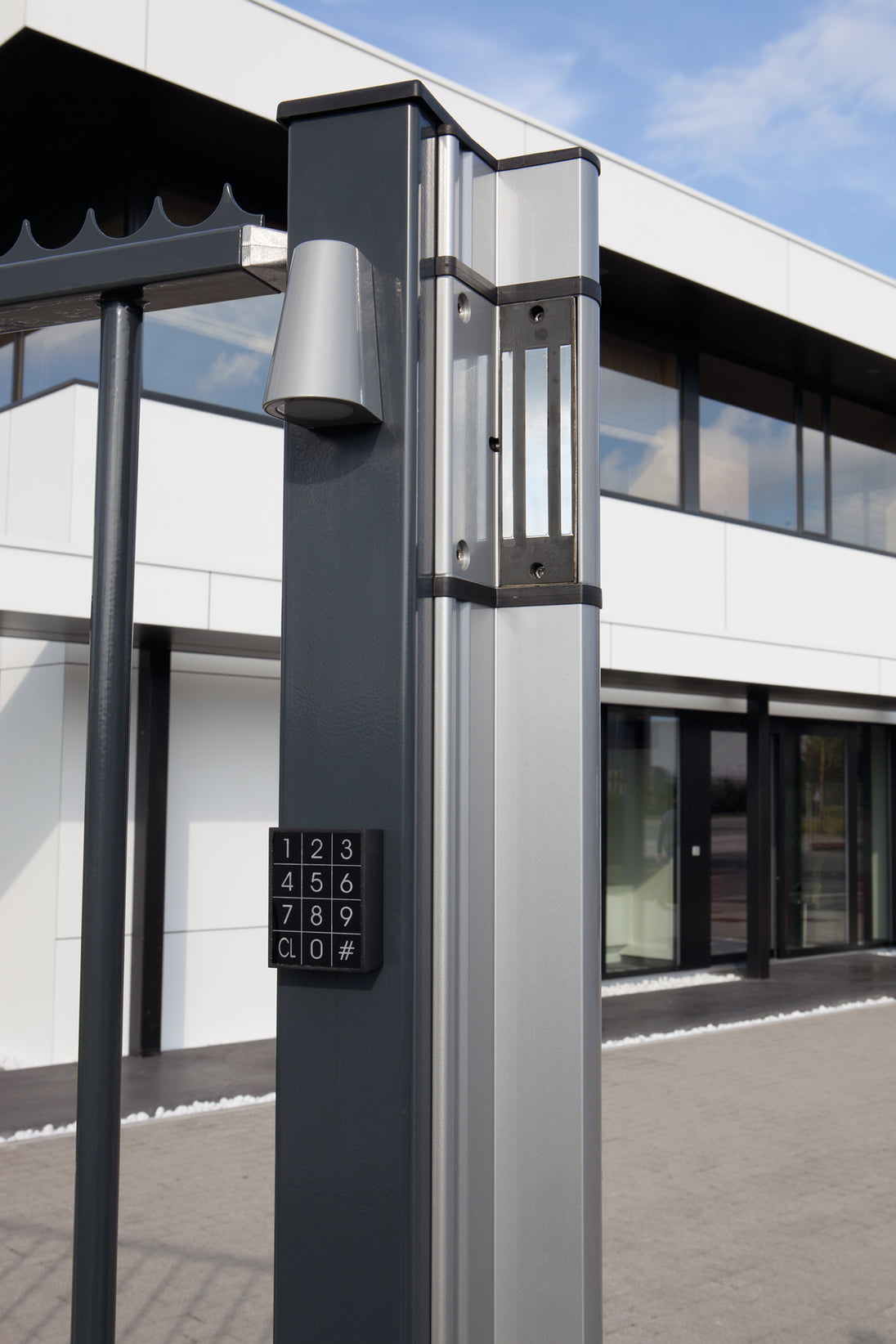 Locinox ant pavirsiaus montuojama elektromagnetine spyna su rankenomis.