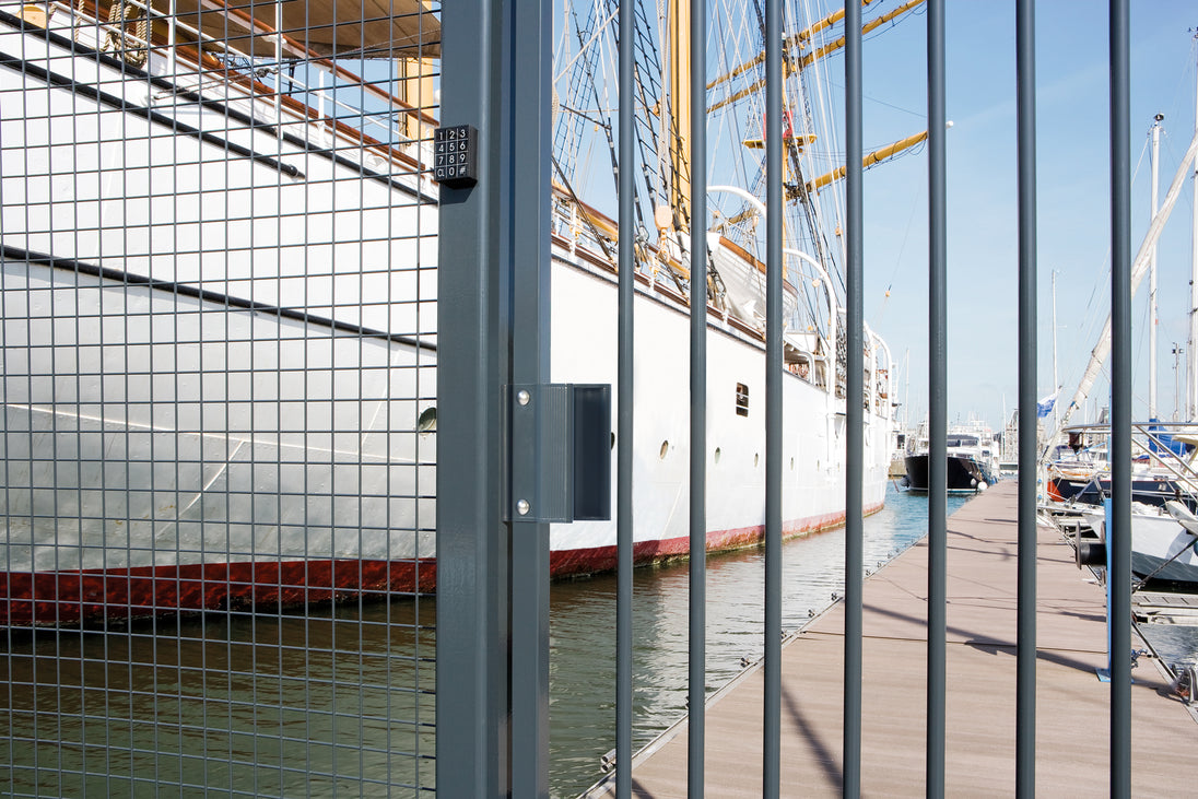 Locinox ant pavirsiaus montuojama elektromagnetine spyna su rankenomis.