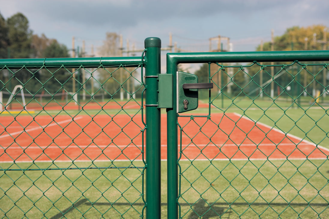 Locinox ant pavirsiaus montuojama spyna su poliamido korpusu.