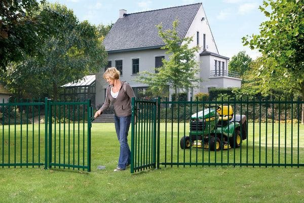 Locinox ant pavirsiaus montuojama spyna su poliamido korpusu.