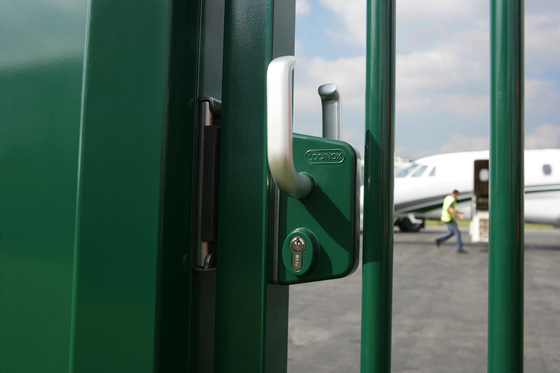 Locinox ant pavirsiaus montuojama stumdomu vartu spyna.