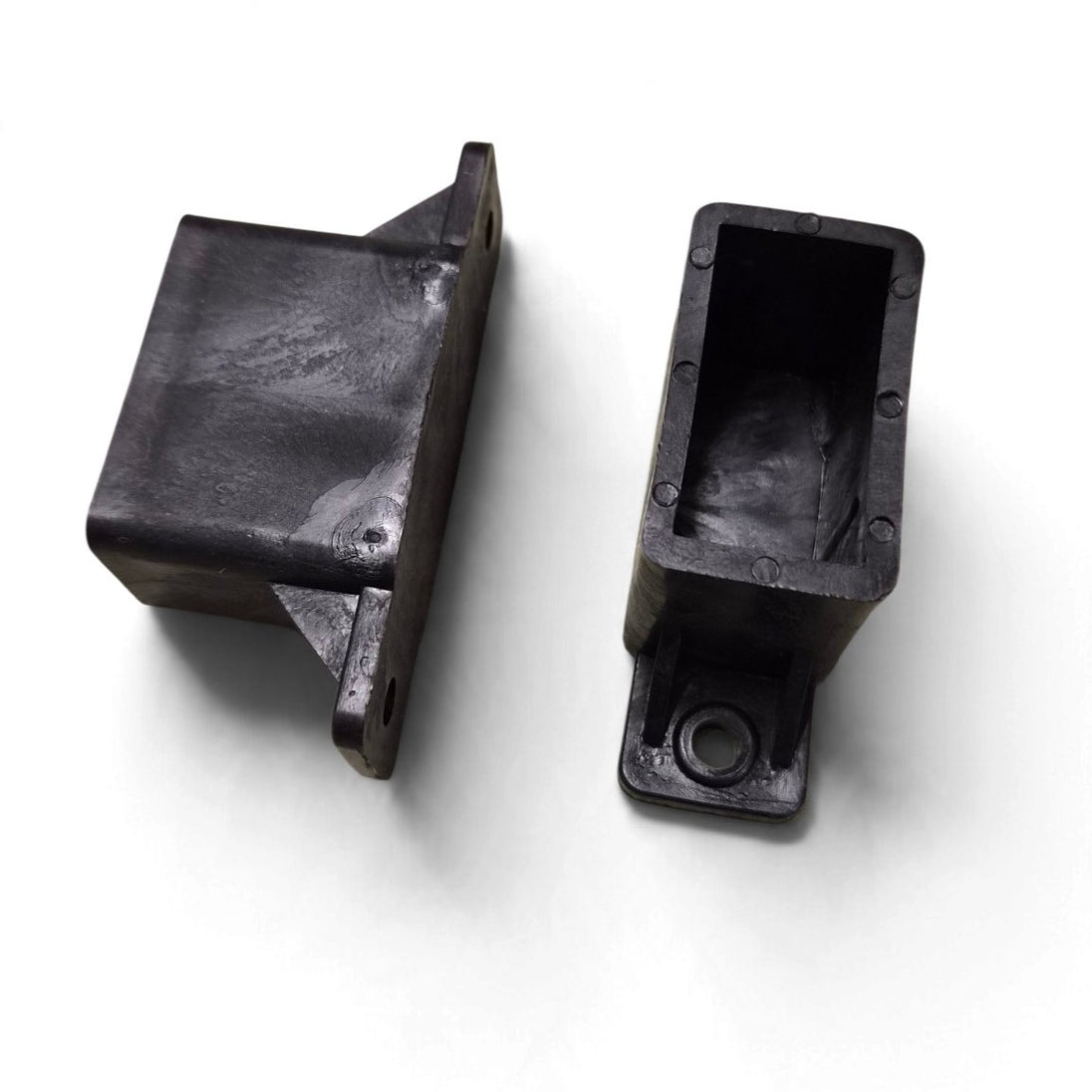 Juodas (RAL 9005) plastikinis tvoros skersinio laikiklis 20x40 mm