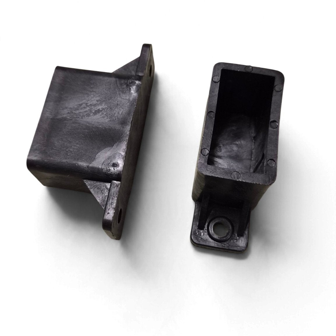 Juodas (RAL 9005) plastikinis tvoros skersinio laikiklis 20x40 mm