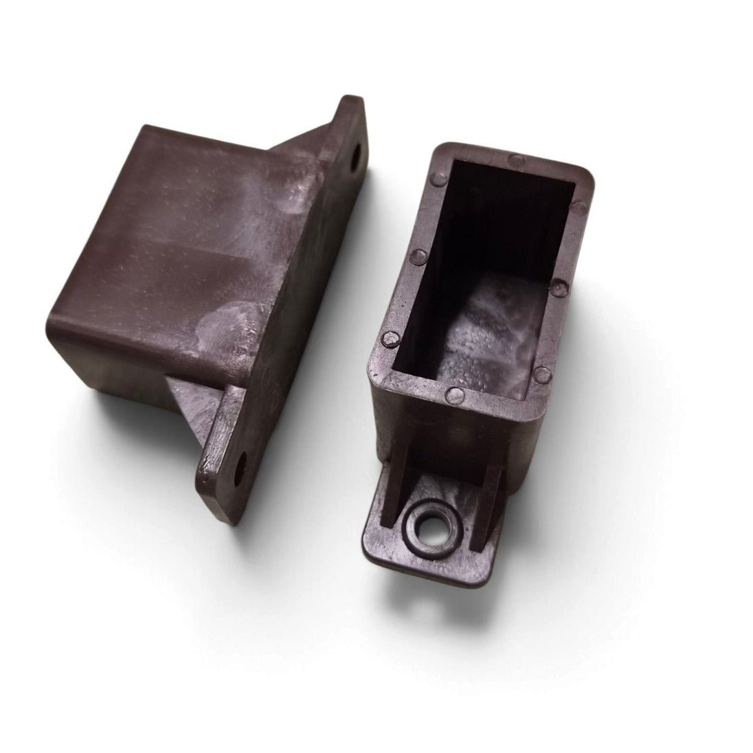 Rudas (RAL 8017) plastikinis tvoros skersinio laikiklis 20x40 mm